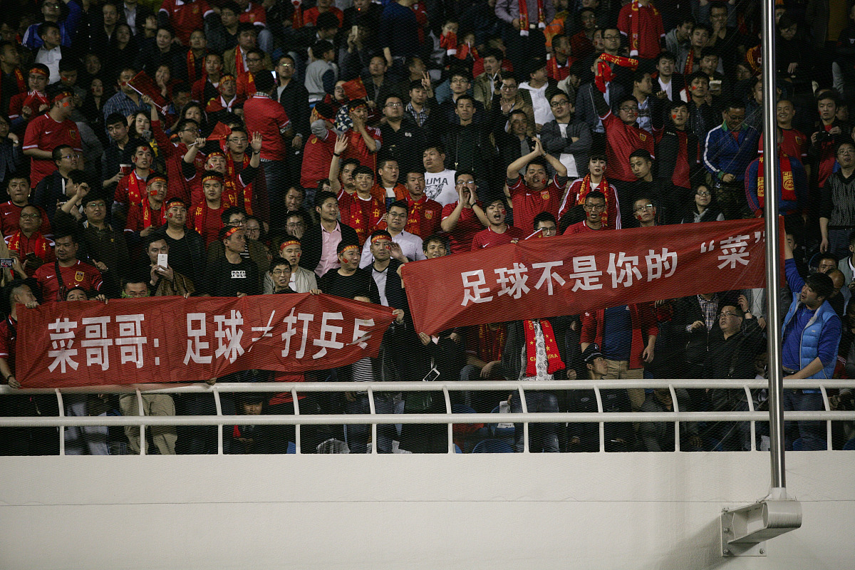 精彩足球对决，球员在场上拼尽全力